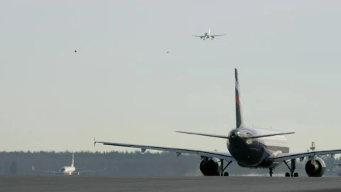Stock Video Aircraft Coming In To Land Live Wallpaper For PC - For Wallpaper