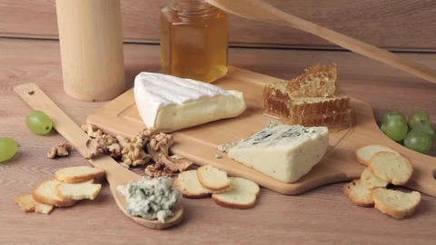 Stock Video Blue Cheese On A Wooden Board Live Wallpaper For PC - On Wallpaper