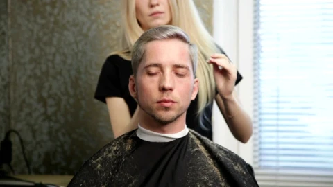 Stock Video Blonde Woman Cutting Hair Live Wallpaper For PC - Live Wallpaper