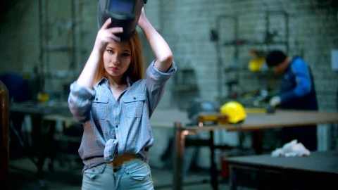Stock Video Blacksmith Woman Putting On A Welding Mask Live Wallpaper For PC - On Wallpaper