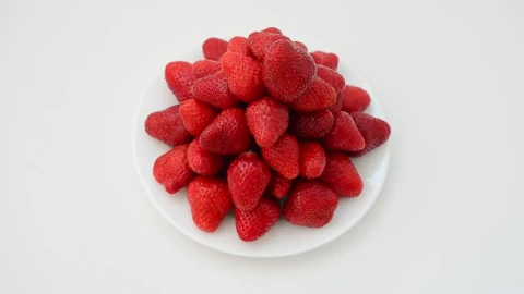 Stock Video Beautiful Composition Of Strawberries On A Plate Live Wallpaper For PC - Birds of prey Wallpaper