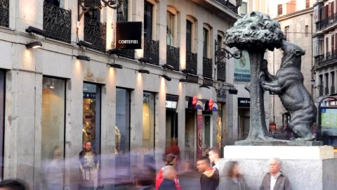 Stock Video Bear And The Strawberry Tree Statue In Madrid Live Wallpaper For PC - Live Wallpaper