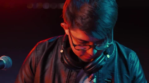 Video Stock Close Up View Of A Skilled Dj Playing On A Turntable Live Wallpaper For PC - Birds of prey Wallpaper