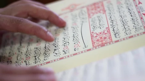 Video Stock Close Up Of A Person Reading The Quran Live Wallpaper For PC - Of Wallpaper