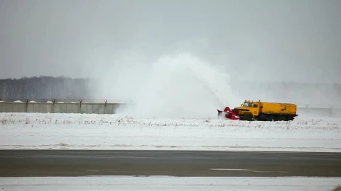 Video Stock Clearing The Snow In The Airport Tracks Live Wallpaper For PC - The walking dead Wallpaper