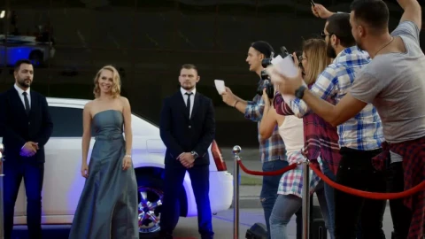 Video Stock Celebrity Woman Arriving At The Red Carpet Live Wallpaper For PC - The walking dead Wallpaper
