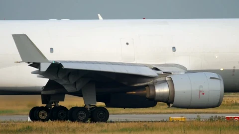Video Stock Cargo Airplane Moving On The Track Live Wallpaper For PC - On Wallpaper