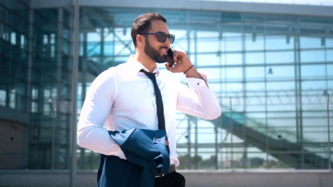 Video Stock Businessman On Mobile Phone In Dubai Street Live Wallpaper For PC - On Wallpaper