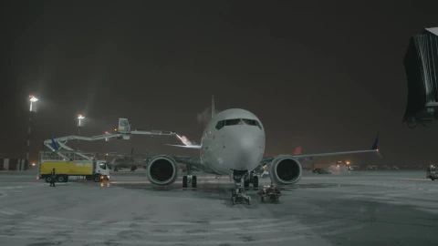 Stock Video De Icing A Passenger Plane Live Wallpaper For PC - Wallpaper Wallpaper