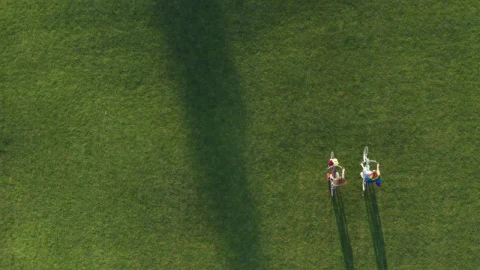 Stock Video Couple Riding Bikes In The Park Live Wallpaper For PC - The walking dead Wallpaper