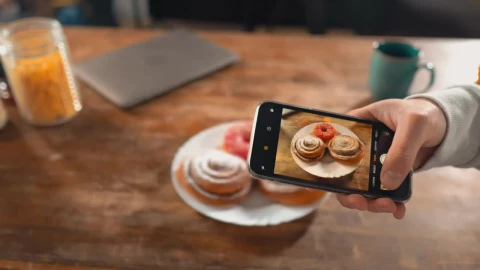 Stock Video Couple In A Restaurant Taking Photos Of The Dessert Live Wallpaper For PC - The walking dead Wallpaper