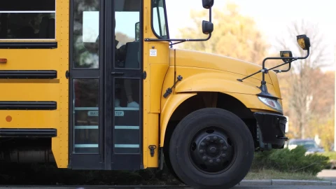 Stock Video Driver Saying Goodbye To School Kids Live Wallpaper For PC - Pc Wallpaper