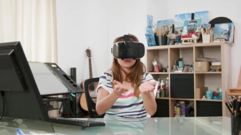 Stock Video Girl Uses Vr To Learn Geography From Home Live Wallpaper For PC - Live Wallpaper