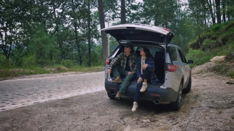 Stock Video Girl And Boy Enjoying Nature During A Road Trip Live Wallpaper For PC - Live Wallpaper