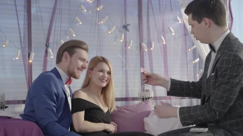 Stock Video Illusionist Delights Couple On Romantic Date Animated Wallpaper - Animated Wallpaper