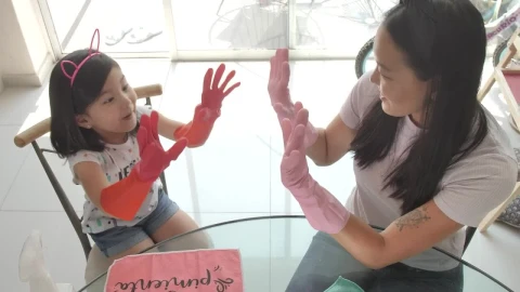 Stock Video Hi Five Between Mother And Daughter For Cleaning Their House Animated Wallpaper - Animated Wallpaper