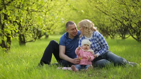 Stock Video Happy Family Spending Time Together In The Park Animated Wallpaper - Wallpaper Wallpaper