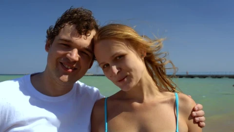 Stock Video Happy Couple Smiling In The Ocean Animated Wallpaper - Wallpaper Wallpaper