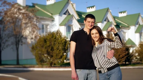 Stock Video Happy Couple Shows The Keys To Their New House Animated Wallpaper - Wallpaper Wallpaper