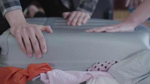 Stock Video Hands Trying To Close Overstuffed Luggage Animated Wallpaper - Live wallpaper gratis