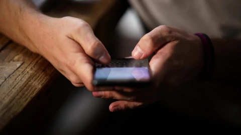 Stock Video Hands Of A Person Typing On A Cell Phone Animated Wallpaper - Live wallpaper gratis
