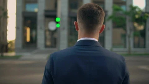 Stock Video Man Dressed In Suit Crossing The Street Animated Wallpaper - Live desktop wallpaper Wallpaper