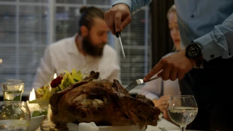 Stock Video Man Cutting The Turkey On Thanksgiving Dinner Animated Wallpaper - Live desktop wallpaper Wallpaper