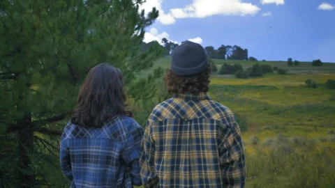 Stock Video Man And Woman Enjoying A Natural Scenery Animated Wallpaper - Kostenloses Live Wallpaper