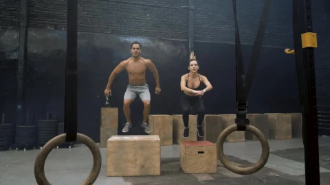 Stock Video Man And Woman Doing Box Jump Animated Wallpaper - Kostenloses Live Wallpaper