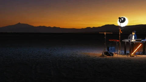 Stock Video Lonely Dj Playing Music In A Huge Empty Desert Animated Wallpaper - In Wallpaper