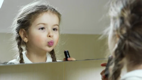 Stock Video Little Girl Puts On Lipstick In The Mirror Animated Wallpaper - In Wallpaper