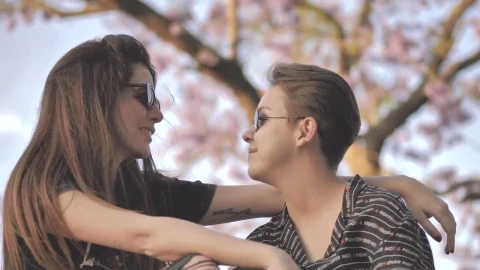 Stock Video Lgbtq Couple In The Park Animated Wallpaper - In Wallpaper