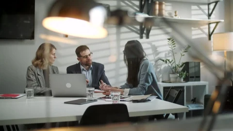 Stock Video Lawyers Talk With Client In Late Evening Office Animated Wallpaper - In Wallpaper