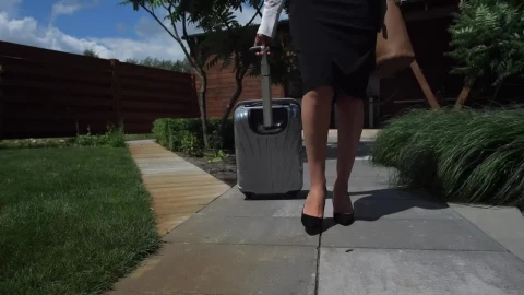 Stock Video Lawyer Walking With Her Suitcase Animated Wallpaper - Lawyer Wallpaper