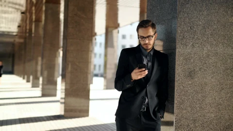 Stock Video Lawyer Using Mobile Cellphone Animated Wallpaper - Lawyer Wallpaper