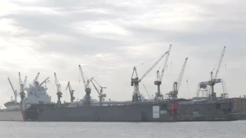 Stock Video Large Cranes Moving In Hamburg Smal Animated Wallpaper - In Wallpaper
