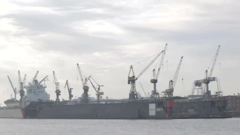 Stock Video Large Cranes Moving In Hamburg Animated Wallpaper - In Wallpaper