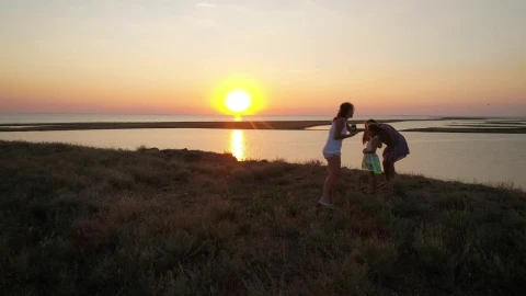 Stock Video Mother Taking Photos Of Her Daughters In Natur Animated Wallpaper - In Wallpaper