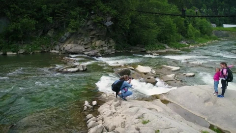 Stock Video Mother Taking Photos In The River With Her Daughter Animated Wallpaper - In Wallpaper