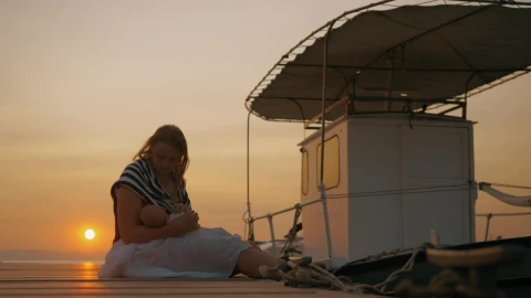 Stock Video Mother Sitting By A Boat With Her Bab Animated Wallpaper - Made in abyss Wallpaper