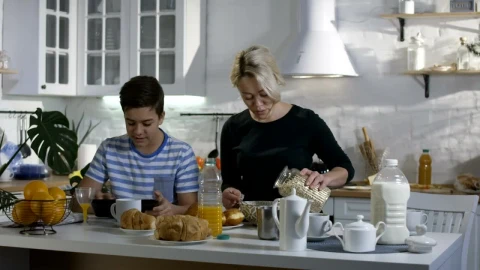 Stock Video Mother Preparing Breakfast For His So Animated Wallpaper - Made in abyss Wallpaper