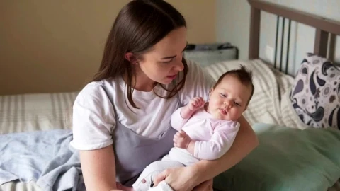 Stock Video Mother Holding Her Baby In Her Arm Animated Wallpaper - In Wallpaper