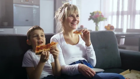 Stock Video Mother And Son Eating Pizz Animated Wallpaper - Made in abyss Wallpaper