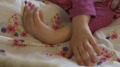 Stock Video Parent Caressing Girl Hands Live Wallpaper – Free Live Wallpaper