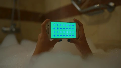 Video Stock Person With His Cell Phone In A Foam Bath Live Wallpaper Free - A Wallpaper