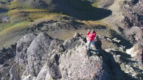 Video Stock Photografer In The Top Of A Rock In The Mountains Live Wallpaper Free - A Wallpaper