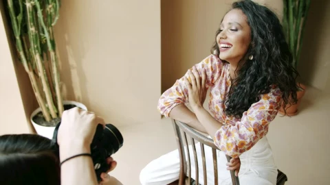 Video Stock Photographer Portraying A Smiling Model Live Wallpaper Free - A Wallpaper