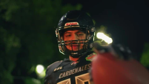 Video Stock Portrait Of A Confident Football Player Live Wallpaper Free - A Wallpaper