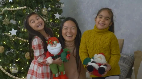 Video Stock Portrait Of A Mother With Her Two Little Daughters At Live Wallpaper Free - A Wallpaper