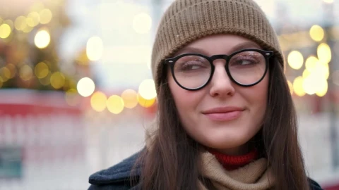 Video Stock Portrait Of A Woman At The Street On Christmas Live Wallpaper Free - A Wallpaper